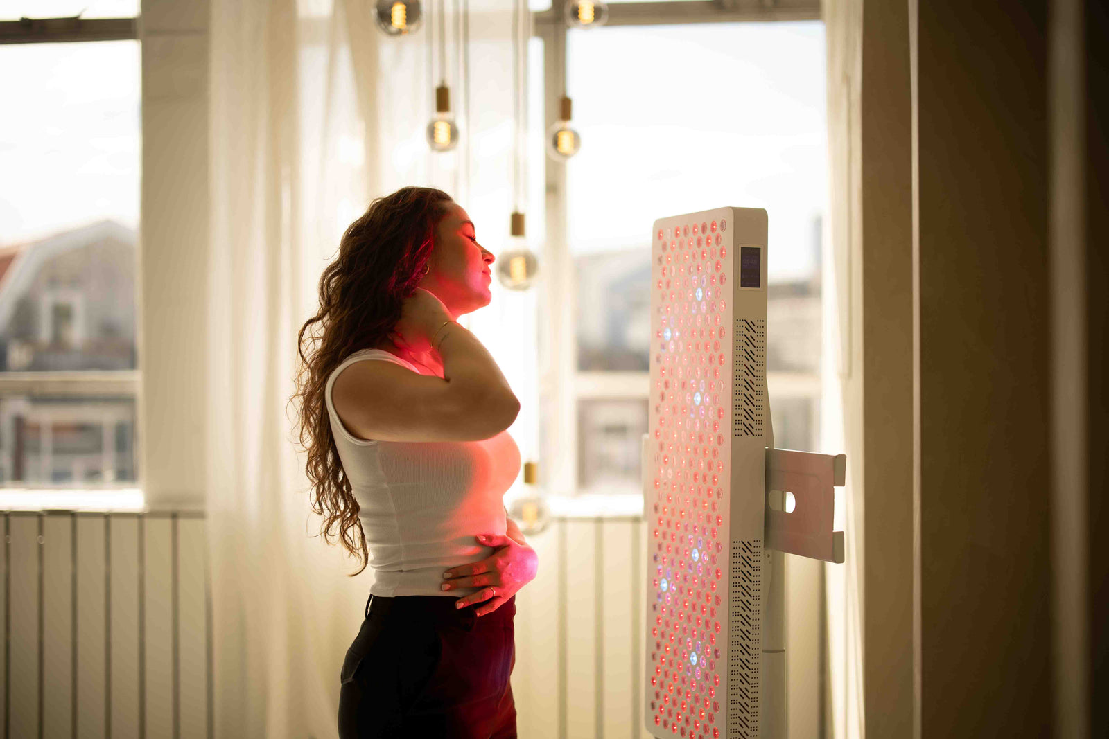 Liroma roodlichttherapie paneel RL300 met model in rustige ruimte